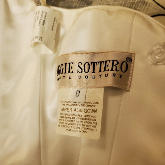 Maggie sottero size 0 never been worn - Picture 5 of 7